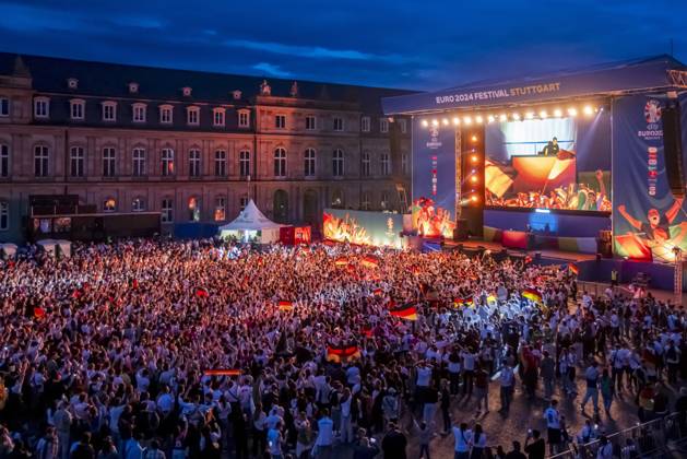 Bilder des Jahres 2024, News 06 Juni News Themen der Woche KW24 Public Viewing in Stuttgart. Deutschland - Schottland 5:1. 25.000 Menschen feiern auf der Fanmeile am Schlossplatz die deutsche Fußball Nationalmannschaft. Motto zur UEFA EURO 2024: Die ganze Stadt ein Stadion. 14.06.2024: Stuttgart, Baden-Württemberg, Deutschland, Europa