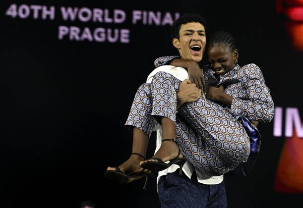 Bilder des Jahres 2024, Entertainment 06 Juni Entertainment Themen der Woche KW24 Entertainment Bilder des Tages Winners Imade Darouache of Italy, left, and Micklate Deci of Mozambique after world final of competition Schwarzkopf Elite Model Look in Prague, Czech Republic, June 15, 2024. (CTKxPhoto KaterinaxSulova) CTKPhotoP2024061504864  CTKPhotoP2024061504864