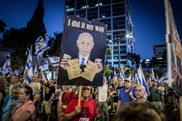 Bilder des Jahres 2024, News 06 Juni News Themen der Woche KW24 News Bilder des Tages Anti Government Protest in Tel Aviv A protestor holds up a sign showing Israeli Prime Minister Benjamin Netanyahu tearing the Israeli declaration of independence during a demonstration in Tel Aviv, Saturday, June 15 2024. Tens of thousands of protesters gathered at dozens of locations across Israel on Saturday night calling to end the war in Gaza for a hostage deal and fresh elections just hours after news of eight Israeli soldiers that were killed in a blast in Rafah on Saturday morning. Photo by Eyal Warshavsky. Tel Aviv Israel Copyright: xEyalxWarshavskyx