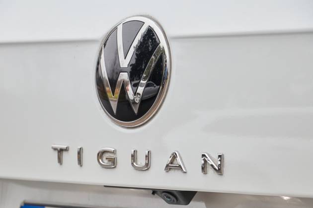 VW Tiguan Allspace R 4Motion Logo - VW (Volkswagen) Tiguan Allspace R 4Motion - 180kW (245PS) - Erstzulassung 09.2021 - Pressefahrzeug - alle Angabe ohne Gewaehr.