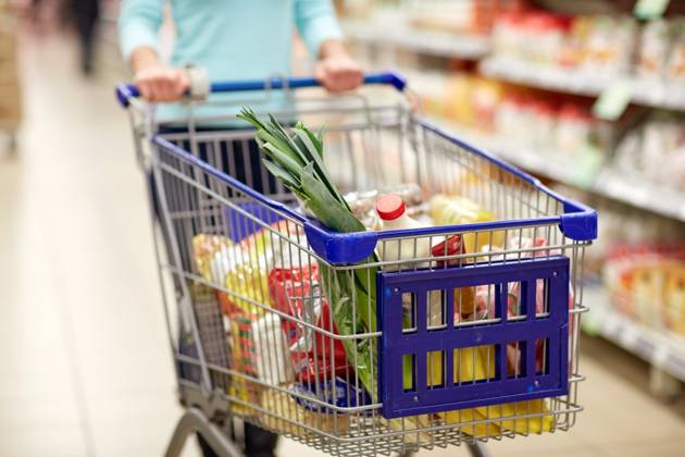 consumerism and people concept - woman with shopping cart or trolley buying food at grocery store or supermarket. woman with food in shopping cart at supermarket ,model released, Symbolfoto; Konsumismus und Personen Konzept Frau mit Einkaufen Karren Oder Rollwagen kaufend Lebensmittel im grocery Ladengeschaeft Oder Supermarkt Frau mit Lebensmittel in Einkaufen Karren im Supermarkt ,model released, Symbolfoto ING_33594_206055