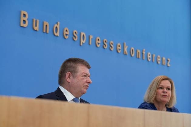 Vorstellung des Verfassungsschutzberichts 2023 Pressekonferenz Vorstellung des Verfassungsschutzberichts 2023 mit Bundesministerin des Innern und für Heimat Nancy Faeser und Thomas Haldenwang, Präsident des Bundesamtes für Verfassungsschutz (BfV) in der BPK Berlin Berlin GER