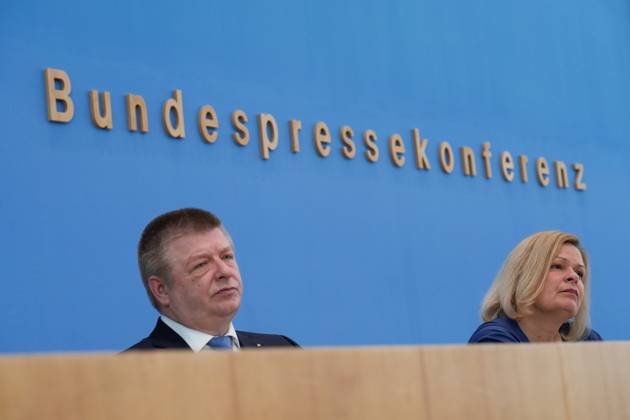 Vorstellung des Verfassungsschutzberichts 2023 Pressekonferenz Vorstellung des Verfassungsschutzberichts 2023 mit Bundesministerin des Innern und für Heimat Nancy Faeser und Thomas Haldenwang, Präsident des Bundesamtes für Verfassungsschutz (BfV) in der BPK Berlin Berlin GER