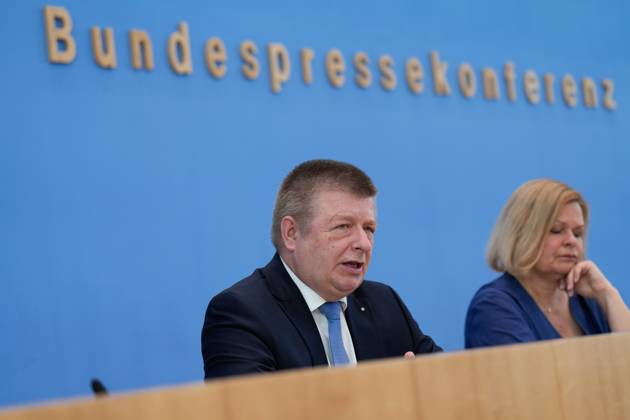 Vorstellung des Verfassungsschutzberichts 2023 Pressekonferenz Vorstellung des Verfassungsschutzberichts 2023 mit Bundesministerin des Innern und für Heimat Nancy Faeser und Thomas Haldenwang, Präsident des Bundesamtes für Verfassungsschutz (BfV) in der BPK Berlin Berlin GER