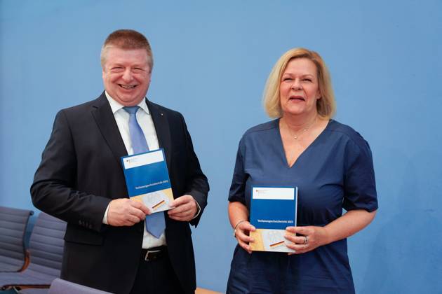 Vorstellung des Verfassungsschutzberichts 2023 Pressekonferenz Vorstellung des Verfassungsschutzberichts 2023 mit Bundesministerin des Innern und für Heimat Nancy Faeser und Thomas Haldenwang, Präsident des Bundesamtes für Verfassungsschutz (BfV) in der BPK Berlin Berlin GER