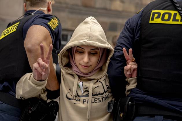 Bilder des Jahres 2024, News 06 Juni News Themen der Woche KW25 News Bilder des Tages Pro-Palestinian protesters block the entrance to Christiansborg and are removed by the police on Wednesday, June 19, 2024. 27 protesters were detained and charged.. (Photo: Ida Marie Odgaard Ritzau Scanpix) , Copenhagen Denmark Copyright: RitzauxScanpix IdaxMariexOdgaardx spdk20240619-115713-L