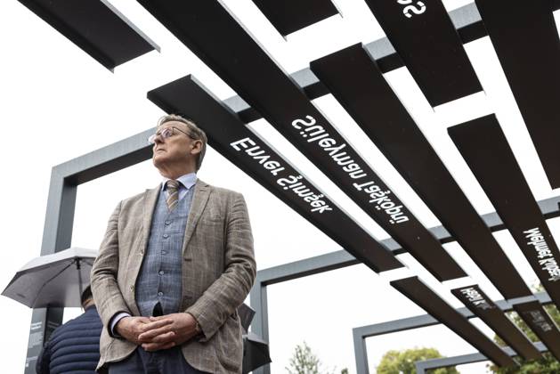 Bilder des Jahres 2024, News 06 Juni News Themen der Woche KW25 News Bilder des Tages Vor dem Hintergrund der Taten des sogenannten Nationalsozialistischen Untergrundes (NSU) wurde am 19.06.2024 unweit des Thueringer Landtags in Erfurt ein Denkmal eingeweiht. (Foto: Ministerpraesident Bodo Ramelow (Die Linke)) Der Erinnerungsort besteht unter anderem aus einer Installation rechteckiger Torboegen aus Stahl, die mehrere Stahlstreifen tragen, auf denen die Namen der Opfer zu lesen sind. Audiobeitraege mit Informationen ueber die Ermordeten sind ueber QR-Codes abrufbar. Zwischen 2000 und 2007 ermordete der NSU neun Menschen mit Migrationshintergrund sowie eine Polizistin. (Siehe epd-Meldung vom 19.06.2024) EDITORIAL USE ONLY