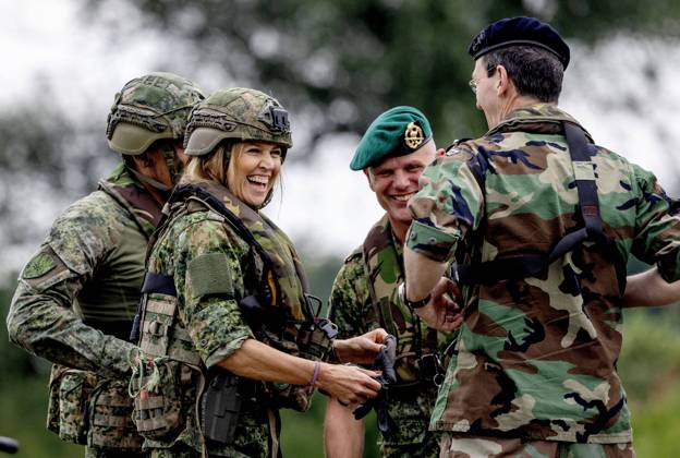 Bilder des Jahres 2024, Entertainment 06 Juni Entertainment Themen der Woche KW25 Entertainment Bilder des Tages 20-06-2024 Den Bosch Queen Maxima visited the army Engineer Regiment, a combat support unit, where she received an explanation of the units activities and participated in an exercise at Fort Crevecoeur in Hertogenbosch. Â  Copyright: xPPEx