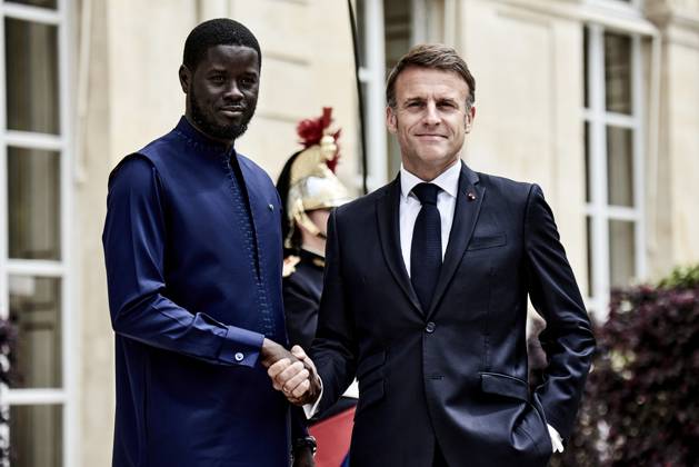 Bilder des Jahres 2024, News 06 Juni News Themen der Woche KW25 News Bilder des Tages - Visit of Senegal s President Bassirou Diomaye Faye in Paris - 20 06 2024 - France Paris - French President Emmanuel Macron and Senegal s President Bassirou Diomaye Faye during a meeting at the Elysee Palace on June 20, 2024, for a working lunch.  AntoninxBuratx xLexPictorium LePictorium_0293257