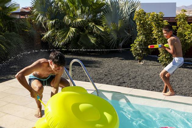 IMAGO Creative: Sommer, Sommertage im Garten MR_ID22012_17545_RuymanFrancesRodriguez.jpg, MR_ID22012_17544_MariaFrancesRodriguez.jpg, PR_ID22012_8197_TattooIgnaicio.jpg, MR_ID22012_17543_IzanFrancesRodriguez.jpg, MR_ID22012_17542_IgnazioIrazorqui.jpg, MR_ID22012_17547_MariaDeniseBon.jpg, MR_ID22012_1 Two boys having fun with water guns next to a swimming pool. One is aiming while the other ducks., Property released Model Released JuanAizpuru_ID22012_644943_030 Copyright: xJuanxAizpurux