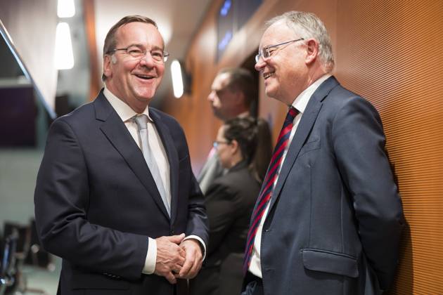 Bilder des Jahres 2024, News 06 Juni News Themen der Woche KW25 News Bilder des Tages Ministerpräsidentenkonferenz im Bundeskanzleramt, Berlin, 20.06.2024 Boris Pistorius (Bundesminister der Verteidigung, SPD) und Stephan Weil (Ministerpräsident von Niedersachsen, SPD) im Gespräch vor den Beratungen bei der Ministerpräsidentenkonferenz mit den Regierungschefinnen und Regierungschefs der Länder im Bundeskanzleramt, Berlin, 20.06.2024 Berlin Bundeskanzleramt Copyright: xBenxKriemannx