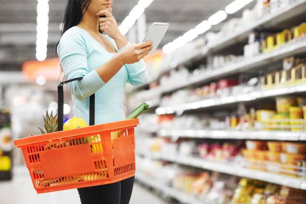 consumerism and people concept - woman with notebook and shopping basket buying food at grocery store or supermarket. woman with food in shopping basket at supermarket. woman with food in shopping basket at supermarket ,model released, Symbolfoto; Konsumismus und Personen Konzept Frau mit Notizbuch und Einkaufen Korb kaufend Lebensmittel im grocery Ladengeschaeft Oder Supermarkt Frau mit Lebensmittel in Einkaufen Korb im Supermarkt Frau mit Lebensmittel in Einkaufen Korb im Supermarkt ,model released, Symbolfoto ING_33594_250749