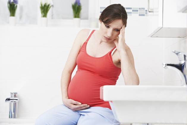 Pregnant Woman Suffering With Morning Sickness In Bathroom ,model released, Symbolfoto; schwanger Frau Leid mit Vormittag Sickness In Bad ,model released, Symbolfoto ING_39524_02164 ,model released, Symbolfoto