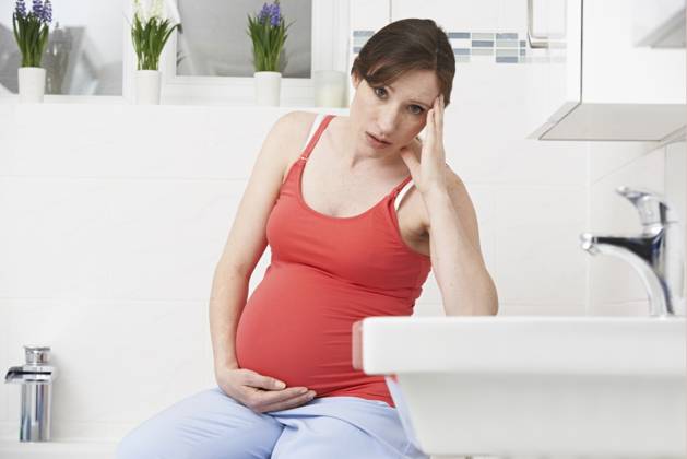 Pregnant Woman Suffering With Morning Sickness In Bathroom ,model released, Symbolfoto; schwanger Frau Leid mit Vormittag Sickness In Bad ,model released, Symbolfoto ING_39524_02383 ,model released, Symbolfoto