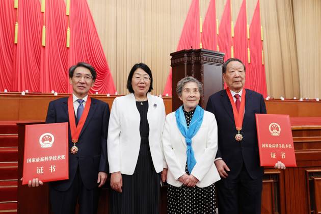 (240625) -- BEIJING, June 25, 2024 -- Li Deren (1st R), an academician of both the Chinese Academy of Sciences (CAS) and the Chinese Academy of Engineering (CAE) from Wuhan University, and his wife (2nd R), pose for a group photo with Xue Qikun (1st L), an academician of the CAS from Tsinghua University, and his wife at the Great Hall of the People in Beijing, capital of China, June 24, 2024. A meeting conflating the national sci-tech conference, the national science and technology award conference, and the general assemblies of the members of the Chinese Academy of Sciences (CAS) and the Chinese Academy of Engineering (CAE) was held here on Monday. Li Deren and Xue Qikun won the national top sci-tech award for the year 2023. ) XINHUA PH