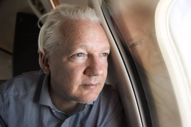 Bilder des Jahres 2024, News 06 Juni News Themen der Woche KW26 News Bilder des Tages JULIAN ASSANGE RELEASE, A supplied image shows Wikileaks founder Julian Assange peering out the window of a plane as it approaches Bangkok Airport following his release from prison in the United Kingdom, Tuesday, June 25, 2024. Assange is expected to appear before a U.S Court in the Northern Mariana Islands tomorrow morning before his expected return to Australia. ( NO ARCHIVING, EDITORIAL USE ONLY, NO USE IN BOOKS WITHOUT CONSENT AUSTRALIA  Copyright: xSUPPLIEDxBYxWIKILEAKSx 20240625143137699689