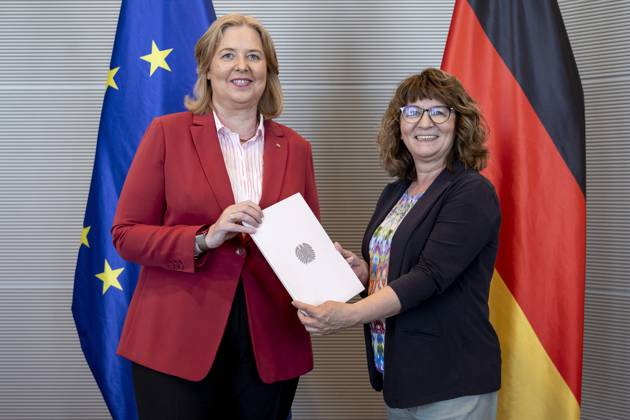 News Themen der Woche KW26 News Bilder des Tages Uebergabe des Jahresberichts des Petitionsausschusses durch Ausschussvorsitzende Martina Stamm-Fibich, SPD, MDB, an Bundestagspraesidentin Baerbel, Bas, SPD, MdB in Berlin, 26.06.2024. Berlin Deutschland Copyright: xLorenzxHuterxphotothek.dex