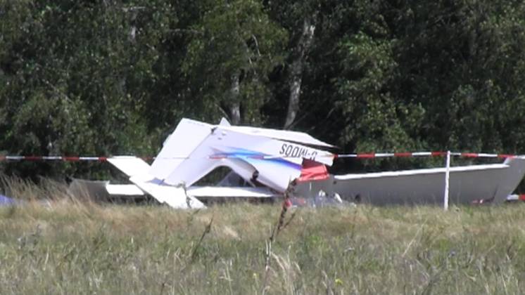 News Themen der Woche KW26 News Bilder des Tages RECORD DATE NOT STATED 26.06.2024, Brandenburg, Nuthetal Kleinflugzeug unweit vom Flugplatz Saarmund beim Startvorgang abgestürzt, Pilot wurde dabei eingeklemmt.