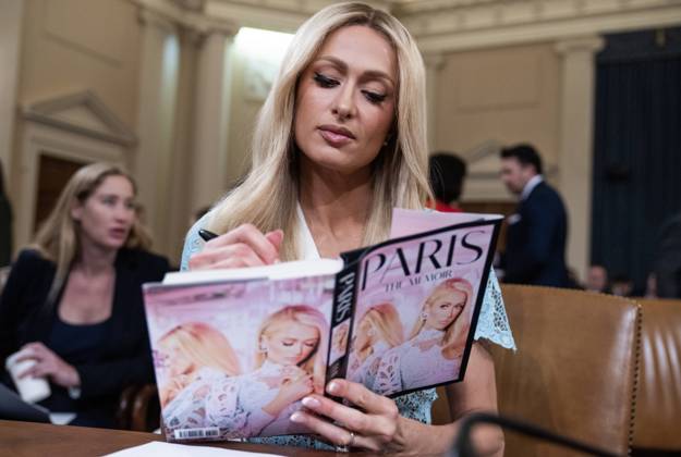 Bilder des Jahres 2024, Entertainment 06 Juni News Themen der Woche KW26 Entertainment Bilder des Tages Paris Hilton Ways and Means Committee UNITED STATES - JUNE 26: Paris Hilton, Lived-Experience Advocate and CEO 11:11 Media, signs a copy of her book during a break in the House Ways and Means Committee hearing on Strengthening Child Welfare and Protecting America™s Children, in Longworth building on Wednesday, June 26, 2024. (Tom Williams CQ Roll Call) Bethesda MD United States EDITORIAL USE ONLY Copyright: x2024xCQ-RollxCall,xInc.x TomxWilliamsx rollcallpix159652