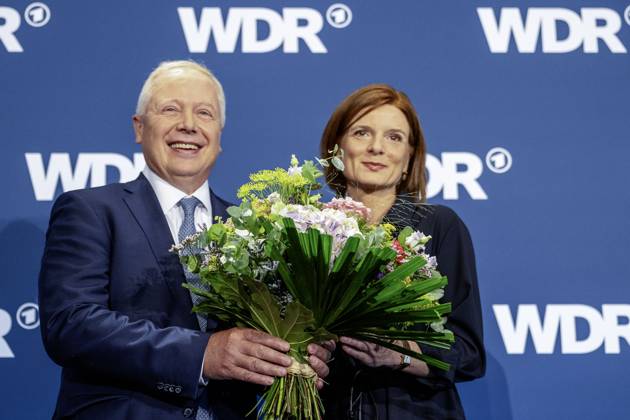 Bilder des Jahres 2024, News 06 Juni News Themen der Woche KW26 Entertainment Themen der Woche KW26 Entertainment Bilder des Tages Wahl des Intendanten der Intendantin des WDR Kunst, Kultur, Unterhaltung: Foto- und Pressetermin fuer die Wahl des Intendanten der Intendantin des WDR am 27.06.24 im Marsiliussaal in Koeln. Tom Buhrow (WDR Intendant) uebergibt einen Blumenstrauss an Dr. Katrin Vernau (zukuneftige WDR Intendantin). Foto: Kirchner-Media TH Copyright: xKirchner-Media THx