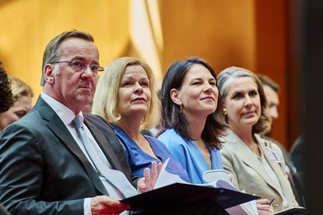 Boris Pistorius + Nancy Faser + Annalena Baerbock - Peacekeeping 2024 EUR, Deutschland, Berlin, 27.06.2024: v.l.n.r. Bundesverteidigungsminister Boris Pistorius (SPD) + Bundesinnenministerin Nancy Faser (SPD) + Aussenministerin Annalena Baerbock (B90 Die Grünen) würdigen am Tag des Peacekeepings den Einsatz aller deutschen Einsatzkräfte in internationalen Friedensmissionen. Geehrt werden Angehörige von NATO-, EU- und VN-Missionen. Ein Einsatz für Stabilität, Sicherheit und Frieden sowie polizeiliche und militärische Maßnahmen zur Krisenbewältigung.