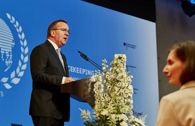 Boris Pistorius - Peacekeeping 2024 EUR, Deutschland, Berlin, 27.06.2024: v.l.n.r. Bundesverteidigungsminister Boris Pistorius (SPD) würdigt am Tag des Peacekeepings den Einsatz aller deutschen Einsatzkräfte in internationalen Friedensmissionen. Geehrt werden Angehörige von NATO-, EU- und VN-Missionen. Ein Einsatz für Stabilität, Sicherheit und Frieden sowie polizeiliche und militärische Maßnahmen zur Krisenbewältigung.