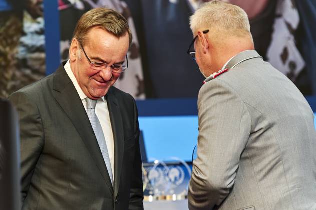 Boris Pistorius - Peacekeeping 2024 EUR, Deutschland, Berlin, 27.06.2024: v.l.n.r. Bundesverteidigungsminister Boris Pistorius (SPD) würdigt am Tag des Peacekeepings den Einsatz aller deutschen Einsatzkräfte in internationalen Friedensmissionen. Geehrt werden Angehörige von NATO-, EU- und VN-Missionen. Ein Einsatz für Stabilität, Sicherheit und Frieden sowie polizeiliche und militärische Maßnahmen zur Krisenbewältigung.