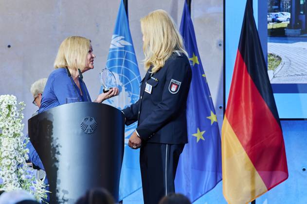 Nancy Faser - Peacekeeping 2024 EUR, Deutschland, Berlin, 27.06.2024: v.l.n.r. Bundesinnenministerin Nancy Faser (SPD) gratuliert Kriminalhauptkommissarin Dörthe PapaKonstantinou am Tag des Peacekeepings den Einsatz aller deutschen Einsatzkräfte in internationalen Friedensmissionen. Geehrt werden Angehörige von NATO-, EU- und VN-Missionen. Ein Einsatz für Stabilität, Sicherheit und Frieden sowie polizeiliche und militärische Maßnahmen zur Krisenbewältigung.