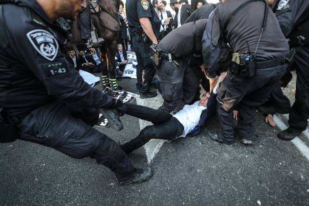 Bilder des Jahres 2024, News 06 Juni News Themen der Woche KW26 Orthodox Jews block highway protesting army conscription in Isra BNEI BRAK, ISRAEL - JUNE 27: Dozens of Ultra-Orthodox Jews, also known as Haredim clash with the Israeli police as they stage a sit-in protest against the compulsory military service at the highway in Bnei Brak, Israel on June 27, 2024. photo by saeed qaq Copyright: xSAEEDQAQx image00006.jpeg