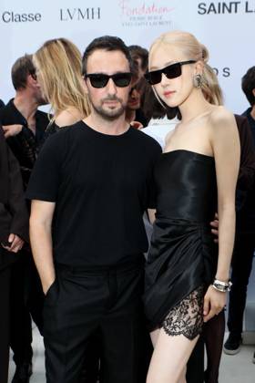 Semi Exclusive 35eme Ã dition des TrophÃ es ANDAM dans les jardins du Palais Royal Ã Paris Semi Exclusive Anthony Vaccarello, RosÃ groupe BLACKPINK 35eme Ã dition des TrophÃ es ANDAM dans les jardins du Palais Royal Ã Paris, France, le 27 juin 2024 Christophe Clovis Bestimage Semi Exclusive 35th ANDAM Awards in the gardens of the Palais Royal in Paris on june 27 2024 Paris France  Copyright: xChristophexClovisx xBestimagexChristophexClovisx xBestimagex