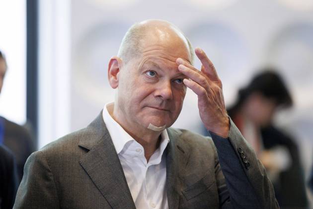 Bilder des Jahres 2024, News 06 Juni News Themen der Woche KW26 News Bilder des Tages Bundeskanzler Olaf Scholz (SPD) bei seinem Besuch im IPCC. Bundeskanzler Scholz (SPD) und NRW-Innenminister Herbert Reul (CDU) besuchen International Police Cooperation Center. Im internationalen Kooperationszentrum werten 300 Polizistinnen und Polizisten vom Bund, aus den Bundesländern, sowie den 24 beteiligten Teilnehmerländern Informationen rund um die EM-Spiele aus. Neuss, 28.06.2024 NRW Deutschland Copyright: xChristophxHardtx