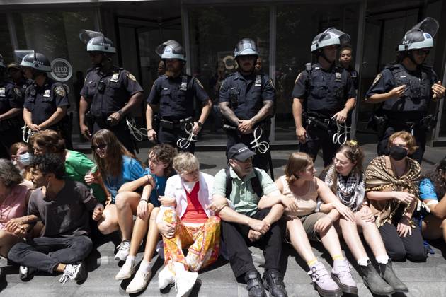Bilder des Jahres 2024, News 06 Juni News Themen der Woche KW26 News Bilder des Tages June 28, 2024, New York, New York, USA: NYPD lines Citi s headquarters in Tribeca while climate demonstrators engage in a non-violent mass civil disobedience blockading the building entrance. 70 people arrested at Citi s corporate after a rally at Zuccotti Park in the center of the financial district and then a march to Citibank. Climate demonstrators in New York join Gulf South frontline community environmental justice advocates at the end of the Gulf Solidarity Week of Climate Actions, part of climate activists Summer Of Heat campaign against Wall Street s financing of fossil fuels. New York USA - ZUMAr174 20240628_znp_r174_001 Copyright: xGinaxMxRandazzox