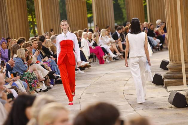 Bilder des Jahres 2024, Entertainment 07 Juli Entertainment Themen der Woche KW27 Entertainment Bilder des Tages Models auf dem Laufsteg bei der Marc Cain Pure Radiance Modenschau am 2.07.2024 im Rahmen der Fashion Week Berlin im Kolonnade mit Triumphtor am Neuen Palais in Potsdam Fashionweek Berlin 2024 - Marc Cain Show