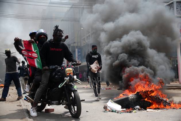 Bilder des Jahres 2024, News 07 Juli News Themen der Woche KW27 News Bilder des Tages July 2, 2024, Nairobi, Nairobi, Kenya: 2nd July 2024, Protesters on a motor bike passing near burning tires along Tom Mboya Street in Nairobi during demonstrations opposing the Finance Bill 2024. Nairobi Kenya - ZUMAw219 20240702_zip_w219_014 Copyright: xKanyirixWahitox