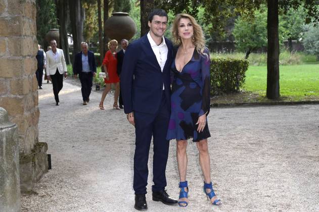 Matteo Catelli mit Mutter Gabriella Carlucci bei der 64. Verleihung der Globi d Oro 2024 in der Accademia Tedesca di Roma Villa Massimo. Rom, 03.07.2024
