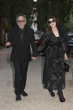 Tim Burton mit Partnerin Monica Bellucci bei der 64. Verleihung der Globi d Oro 2024 in der Accademia Tedesca di Roma Villa Massimo. Rom, 03.07.2024
