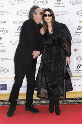 Tim Burton mit Partnerin Monica Bellucci bei der 64. Verleihung der Globi d Oro 2024 in der Accademia Tedesca di Roma Villa Massimo. Rom, 03.07.2024