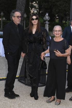 Tim Burton mit Partnerin Monica Bellucci und Gast bei der 64. Verleihung der Globi d Oro 2024 in der Accademia Tedesca di Roma Villa Massimo. Rom, 03.07.2024