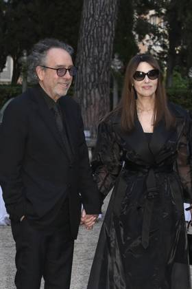 Tim Burton mit Partnerin Monica Bellucci bei der 64. Verleihung der Globi d Oro 2024 in der Accademia Tedesca di Roma Villa Massimo. Rom, 03.07.2024
