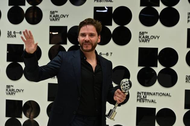 Karlovy Vary International Film Festival - Daniel Brühl erhält Preis des Präsidenten German and Spanish actor, film director and producer Daniel Bruhl received the President s Award, Crystal Globe, at the 58th Karlovy Vary International Film Festival, on July 4, 2024, in Karlovy Vary, Czech Republic. (CTKxPhoto SlavomirxKubes) CTKPhotoP2024070404526  CTKPhotoP2024070404526