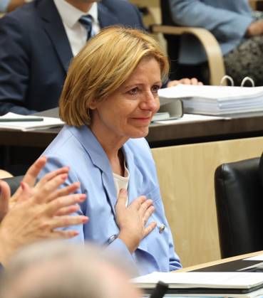 Bundesrat 05.07.2024, Germany, Berlin, Bundesrat, 1046 Sitzung, Verabschiedung von Ministerpraesidentin Malu Dreyer , die sichtlich ergriffen nach 22 Jahren ihre letzte Sitzung heute hatte, mit Ministerpraesidentin Manuela Schwesig und weiteren, Berlin Berlin Germany