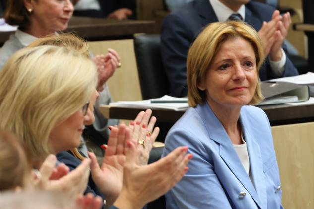 Bundesrat 05.07.2024, Germany, Berlin, Bundesrat, 1046 Sitzung, Verabschiedung von Ministerpraesidentin Malu Dreyer , die sichtlich ergriffen nach 22 Jahren ihre letzte Sitzung heute hatte, mit Ministerpraesidentin Manuela Schwesig und weiteren, Berlin Berlin Germany