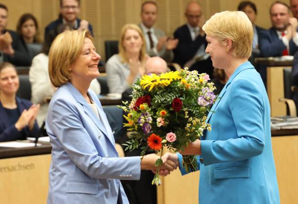 Bundesrat 05.07.2024, Germany, Berlin, Bundesrat, 1046 Sitzung, Verabschiedung von Ministerpraesidentin Malu Dreyer , die sichtlich ergriffen nach 22 Jahren ihre letzte Sitzung heute hatte, mit Ministerpraesidentin Manuela Schwesig und weiteren, Berlin Berlin Germany