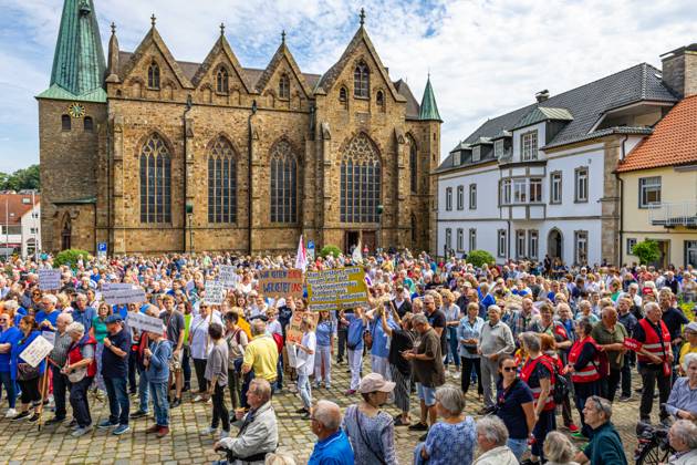 Ostercappeln, Deutschland 06. Juli 2024: Am Samstagvormittag haben sich ca. 1900 Menschen auf dem Kirchplatz in Ostercappeln versammelt um gegen die Schließung des Krankenhauses St. Raphael zu demonstrieren. Kirchplatz Niedersachsen Copyright: xFotostandx xReissx