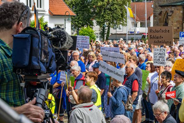 Ostercappeln, Deutschland 06. Juli 2024: Am Samstagvormittag haben sich ca. 1900 Menschen auf dem Kirchplatz in Ostercappeln versammelt um gegen die Schließung des Krankenhauses St. Raphael zu demonstrieren. Kirchplatz Niedersachsen Copyright: xFotostandx xReissx