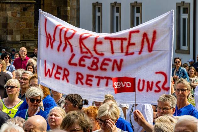 News Bilder des Tages Ostercappeln, Deutschland 06. Juli 2024: Am Samstagvormittag haben sich ca. 1900 Menschen auf dem Kirchplatz in Ostercappeln versammelt um gegen die Schließung des Krankenhauses St. Raphael zu demonstrieren. Kirchplatz Niedersachsen Copyright: xFotostandx xReissx