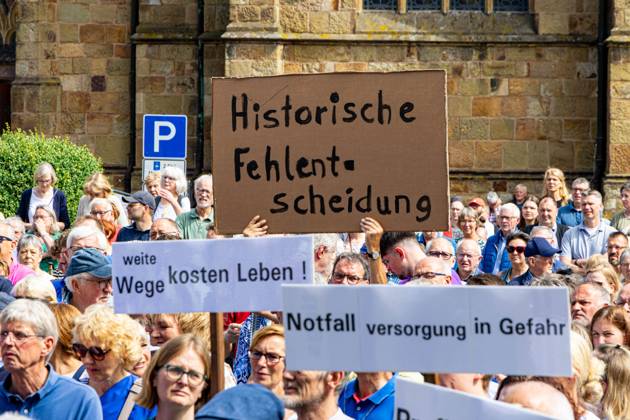 Ostercappeln, Deutschland 06. Juli 2024: Am Samstagvormittag haben sich ca. 1900 Menschen auf dem Kirchplatz in Ostercappeln versammelt um gegen die Schließung des Krankenhauses St. Raphael zu demonstrieren. Kirchplatz Niedersachsen Copyright: xFotostandx xReissx