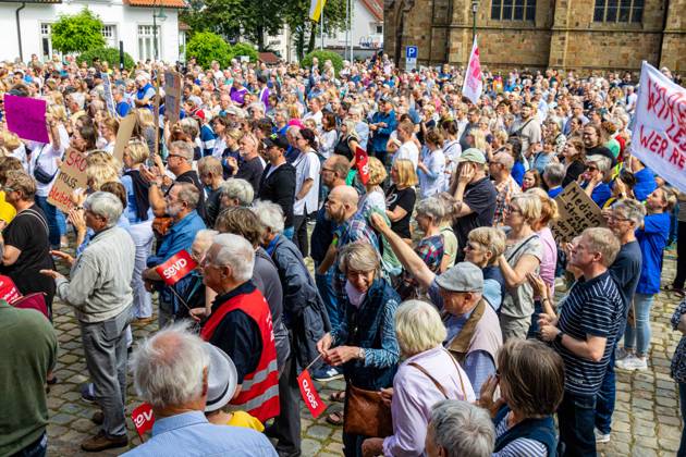 Ostercappeln, Deutschland 06. Juli 2024: Am Samstagvormittag haben sich ca. 1900 Menschen auf dem Kirchplatz in Ostercappeln versammelt um gegen die Schließung des Krankenhauses St. Raphael zu demonstrieren. Kirchplatz Niedersachsen Copyright: xFotostandx xReissx