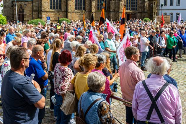 Ostercappeln, Deutschland 06. Juli 2024: Am Samstagvormittag haben sich ca. 1900 Menschen auf dem Kirchplatz in Ostercappeln versammelt um gegen die Schließung des Krankenhauses St. Raphael zu demonstrieren. Kirchplatz Niedersachsen Copyright: xFotostandx xReissx