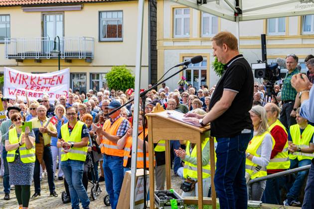 Ostercappeln, Deutschland 06. Juli 2024: Am Samstagvormittag haben sich ca. 1900 Menschen auf dem Kirchplatz in Ostercappeln versammelt um gegen die Schließung des Krankenhauses St. Raphael zu demonstrieren. Kirchplatz Niedersachsen Copyright: xFotostandx xReissx